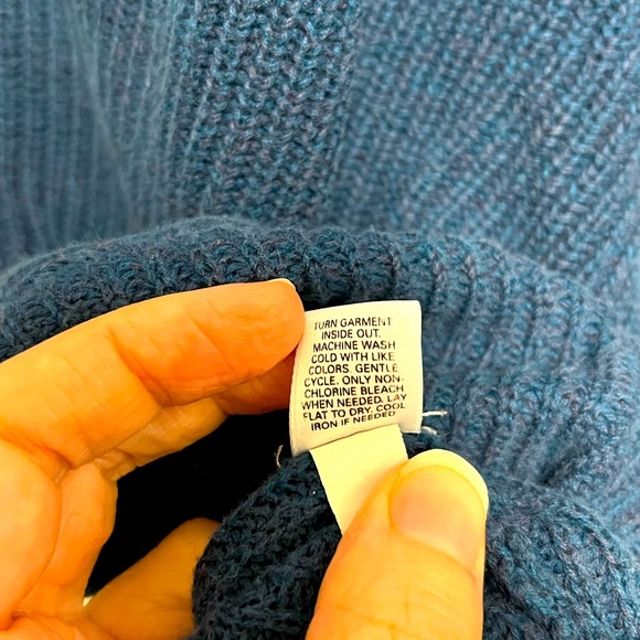 Oversized Express v-neck sweater with 3/4 length sleeves. - Picture 3 of 4